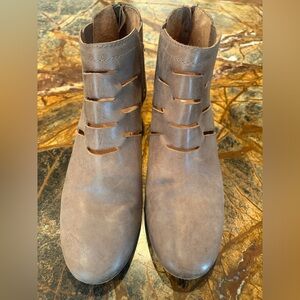 Aquatalia Taupe Brown Cutout Chukka Boots
